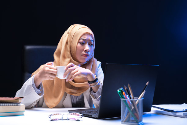 一个办公室职员的照片，一个穆斯林妇女加班图片下载