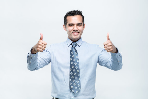 一个穿着西装的亚洲工人站在那里做“Ok”的手势图片下载