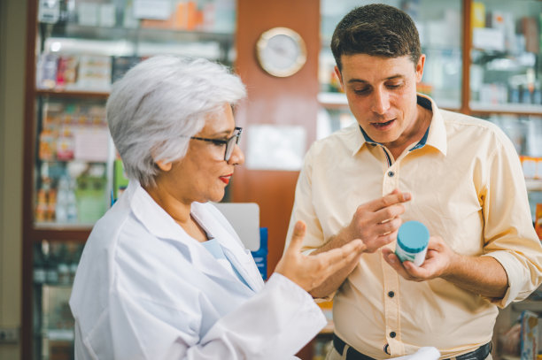 药剂师根据现代药店的处方为前来购买药品、药品、维生素产品的患者提供建议。图片下载