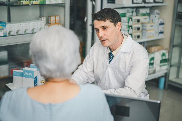 药剂师根据现代药店的处方为前来购买药品、药品、维生素产品的患者提供建议。图片下载