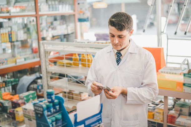 药剂师检查现代药房的药品、药品、维生素和处方药检查。图片下载