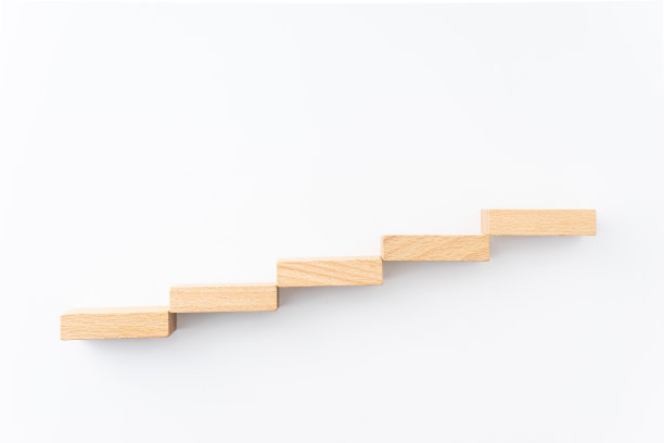 木头立方体孤立在白色背景图片下载