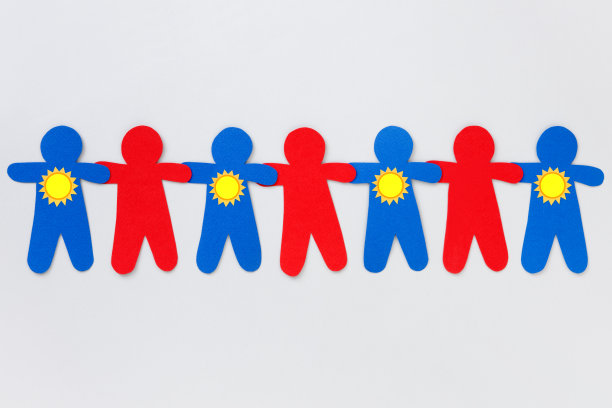 阳光灿烂的蓝色男孩图片下载