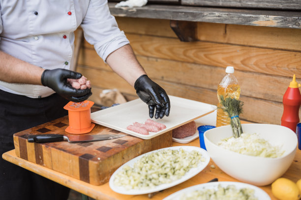 厨师用模具和刀把碎牛肉做成形状图片下载