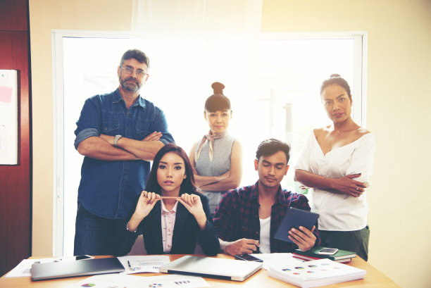 团结团结，众志成城，群策群力。双手精神团队一起在户外工作。团结有力地与人握手或达成一致的感情或快乐多样的教育行动图片下载