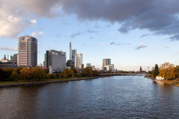 法兰克福天际线和河流与桥梁交通图片下载