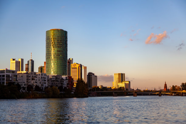 河上的法兰克福天际线——初秋的傍晚图片下载