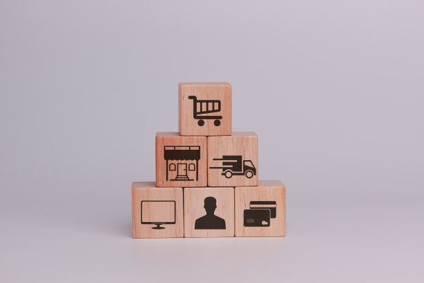 概念添加到购物车，网上购物，电子商务和交付服务。抽象方案的木质立方体工作在线订单与图标-手推车，市场，交付，计算机，客户和支付。图片下载