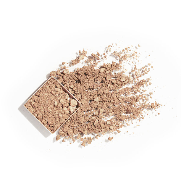 碾碎的米色面部粉末化妆品样品隔离在白色背景。化妆粉底质地。哑光裸色破眼影涂抹。肤色面部化妆品样品，俯视图图片下载