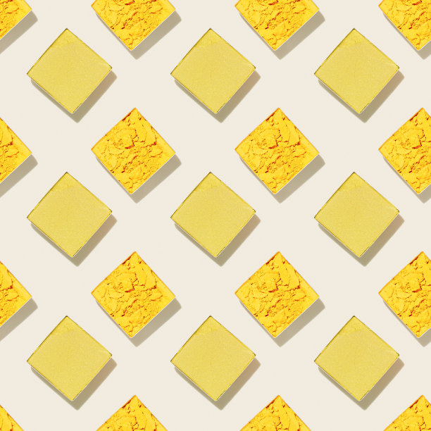 黄色色调的眼影，俯视图破碎样的眼影粉上米色，俯视图无缝图案。眼部彩妆粉质地。粉饼样品，女性化妆品和美容产品图片下载