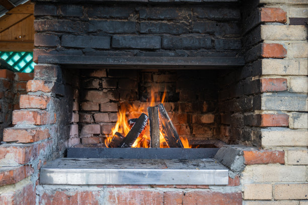 在石炉内烧柴火，烧烤。火焰,火图片下载