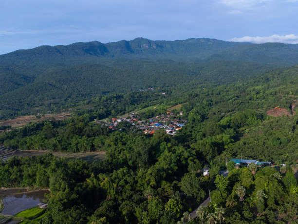 以山景为背景的山地部落房屋鸟瞰图。图片下载