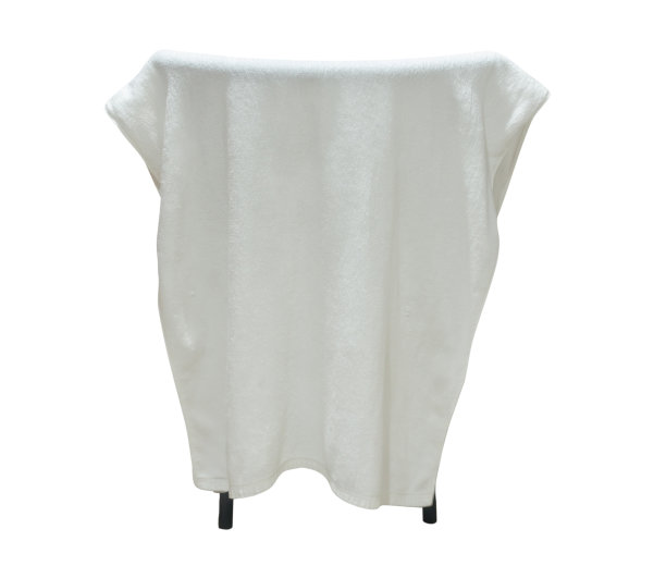 用过的白毛巾铺在椅子上，隔离在白色的背景上。图片下载