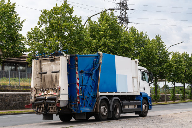 在城市道路上收集和运输垃圾的汽车。图片下载