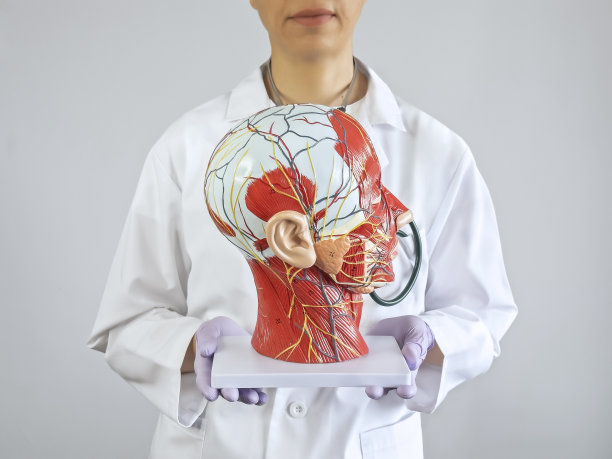 医生正在检查一个人的头部图片下载