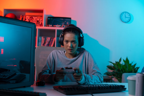 愤怒的年轻亚洲女子在玩电子游戏，输了之后感到很沮丧图片下载