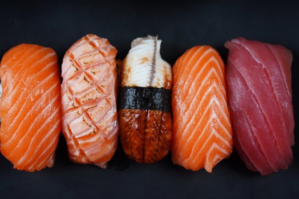 日本传统料理：三文鱼、金枪鱼、鳗鱼寿司拼盘图片下载