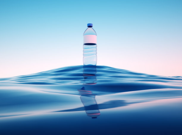 瓶子在海面上。水分和新鲜的概念。图片下载