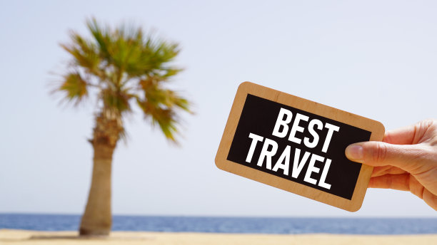 最佳旅游优惠显示使用文字和照片的棕榈在海边的海滩图片下载