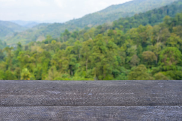 木桌面与山景观背景图片下载