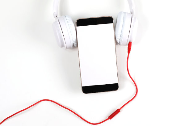 带有手机屏幕的白色耳机有输入文本的空间。白色背景图片下载