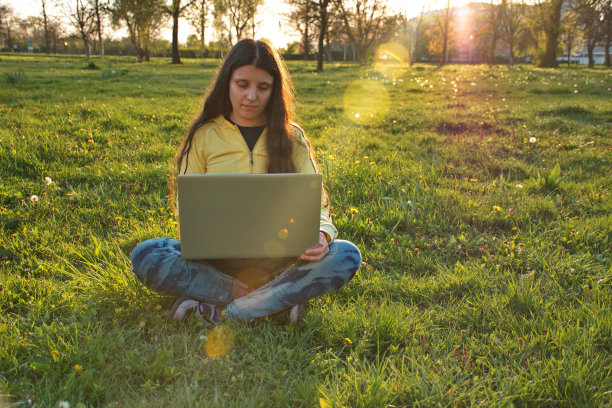 年轻女子使用笔记本电脑的肖像图片下载