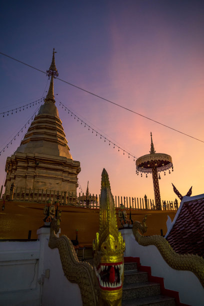 日落时，泰国北部清迈山区的土坎佛寺纪念碑的电影风景照片图片下载