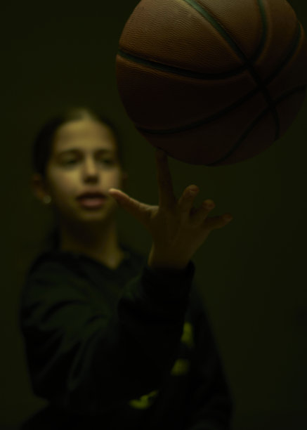 女孩用指尖平衡篮球图片下载