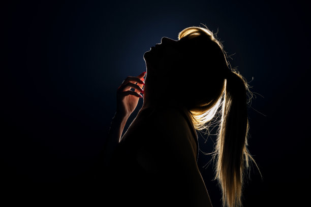 女人头部的剪影，马尾辫紧贴着她的脖子图片下载