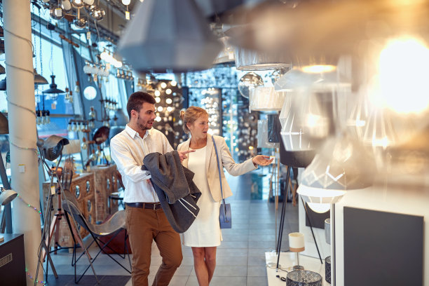 夫妇选择灯具为他们的家庭内部图片下载