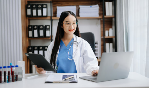 亚洲医生使用现代数字平板电脑界面作为医疗网络概念图片下载