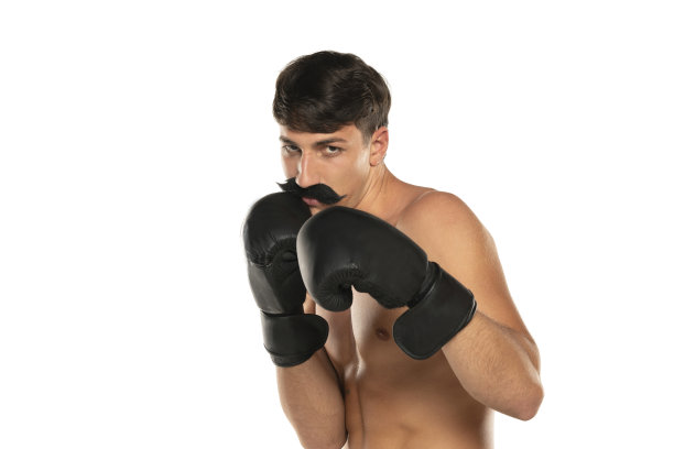 白色背景上光着膀子留着小胡子戴着拳击手套的年轻男子图片下载