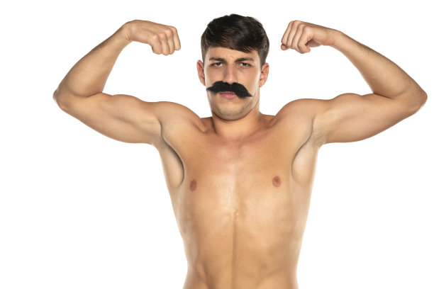 白色背景上赤裸上身、留着小胡子、露出二头肌的年轻男子图片下载