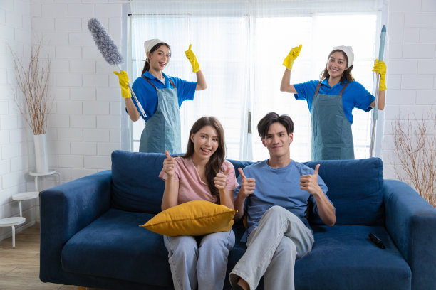 房子的主人坐着看电视，命令管家打扫，扫地，擦拭，打扫。图片下载