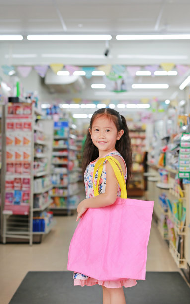 小女孩拿着回收袋(纺球袋)去零售商店。环保袋，减少或零废物的概念。图片下载