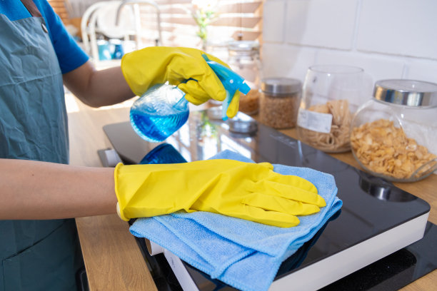 年轻的职业亚洲少女家庭主妇洗陶器和打扫房子。图片下载