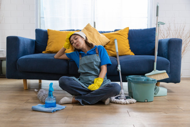 年轻的女仆把屋子里的脏东西打扫得筋疲力尽。清洁带来的压力，清洁工作带来的压力和倦怠图片下载