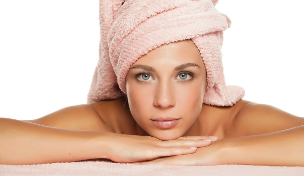 一个蓝眼睛的女人用毛巾蒙头摆姿势图片下载