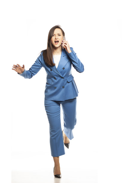 年轻的女商人一边跑步一边讲电话，背景是白色的图片下载