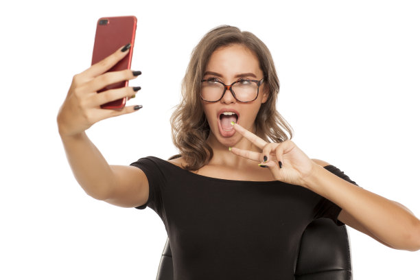 年轻美女在白色背景下自拍图片下载