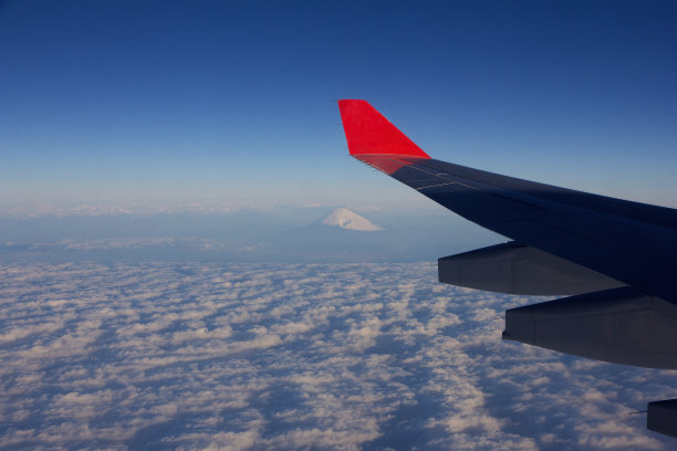 早上从飞机窗口看到的富士山图片下载
