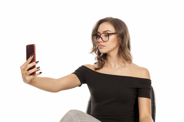 年轻美女在白色背景下自拍图片下载