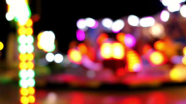 游乐园旋转木马的散景图片下载