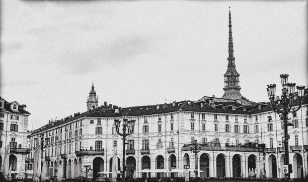 意大利都灵，维托里奥威尼托黑白广场图片下载