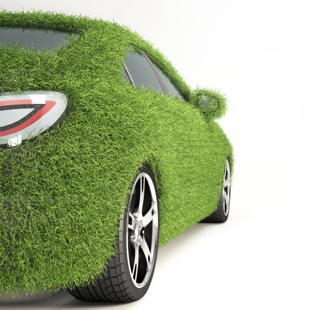 环保汽车概念配电动汽车充电站，电动汽车隔离在白色上。图片下载