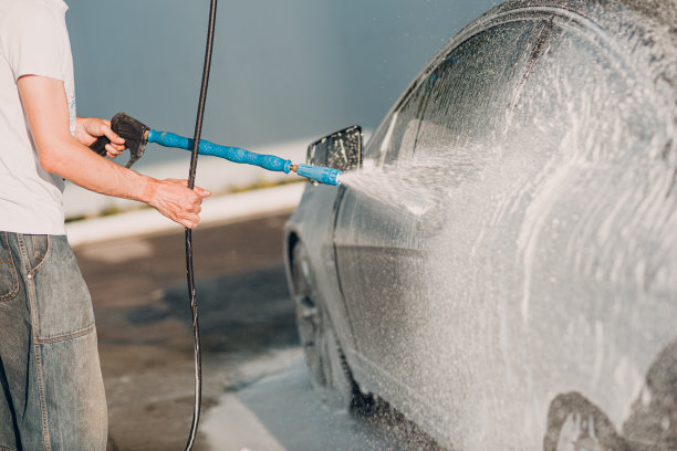 在自助洗车场洗车的工人图片下载