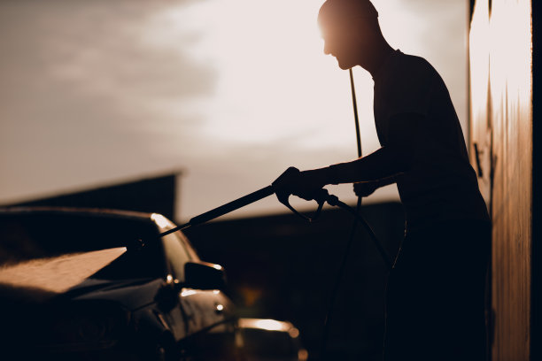 在自助洗车场洗车的工人图片下载