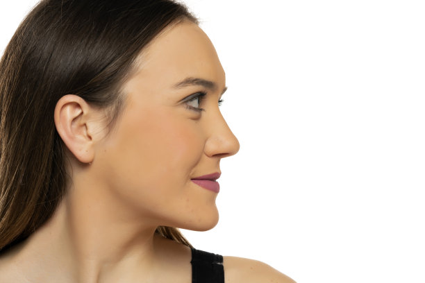 一个年轻美丽的面带微笑的女人化妆的侧面图片下载