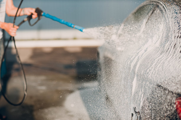 在自助洗车场洗车的工人图片下载