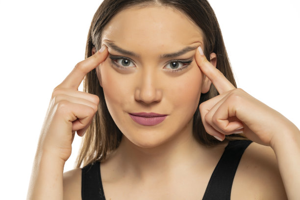 年轻女子眯着眼睛图片下载